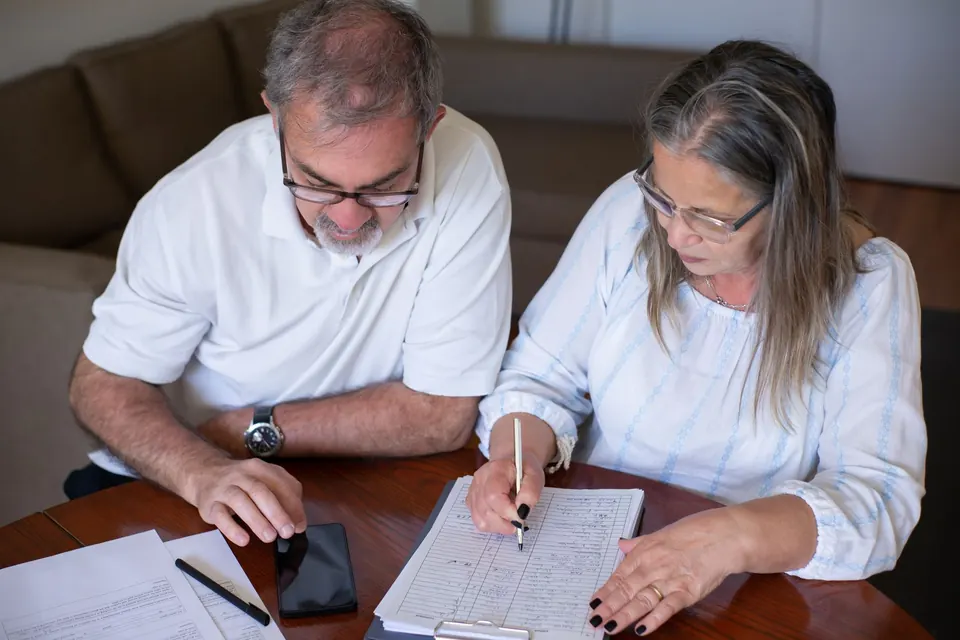 Un couple remplit un formulaire à une table
